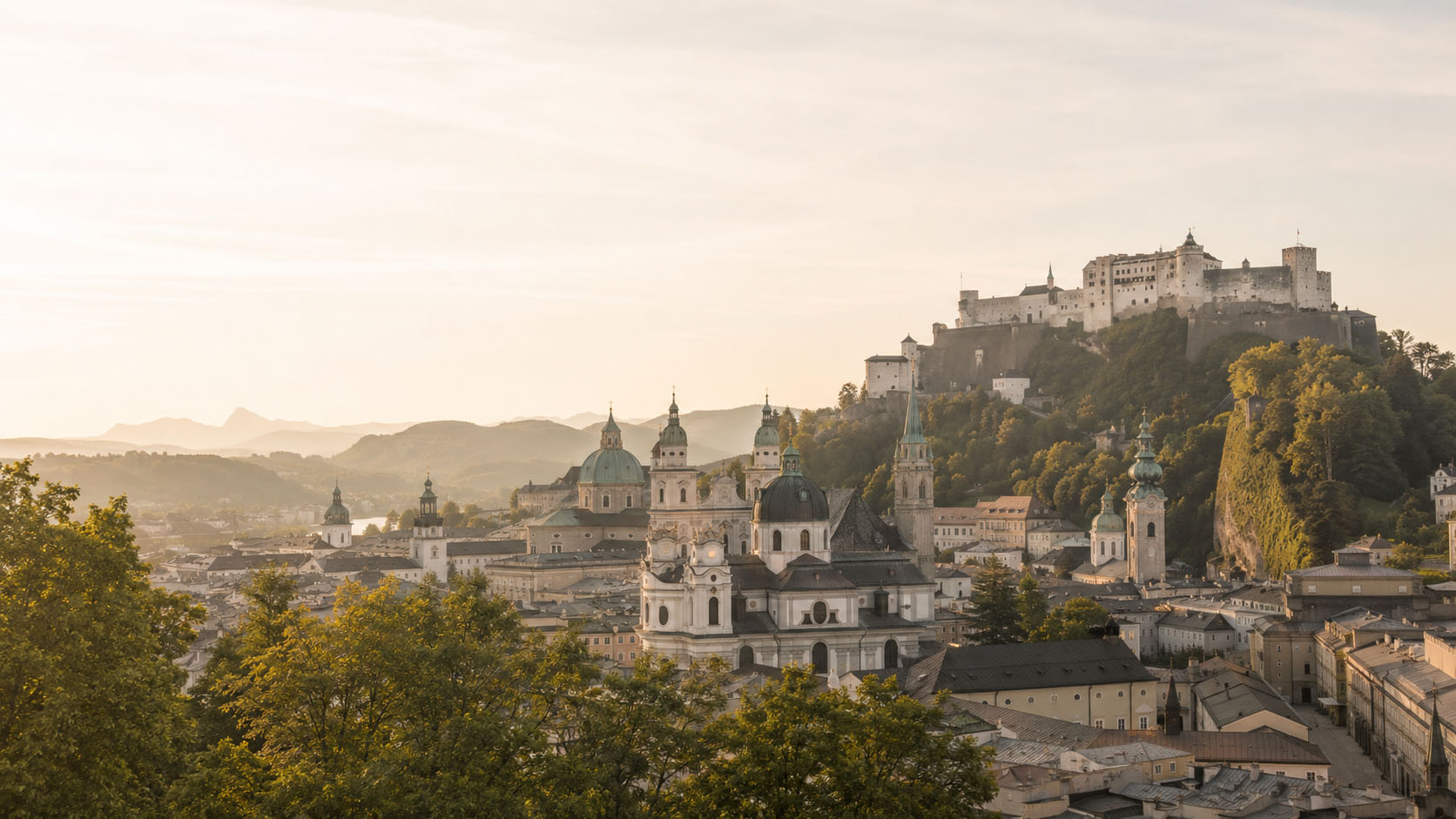 Panoramablick auf die historische Stadt Salzburg mit Festung und stimmungsvoller Aussicht.
