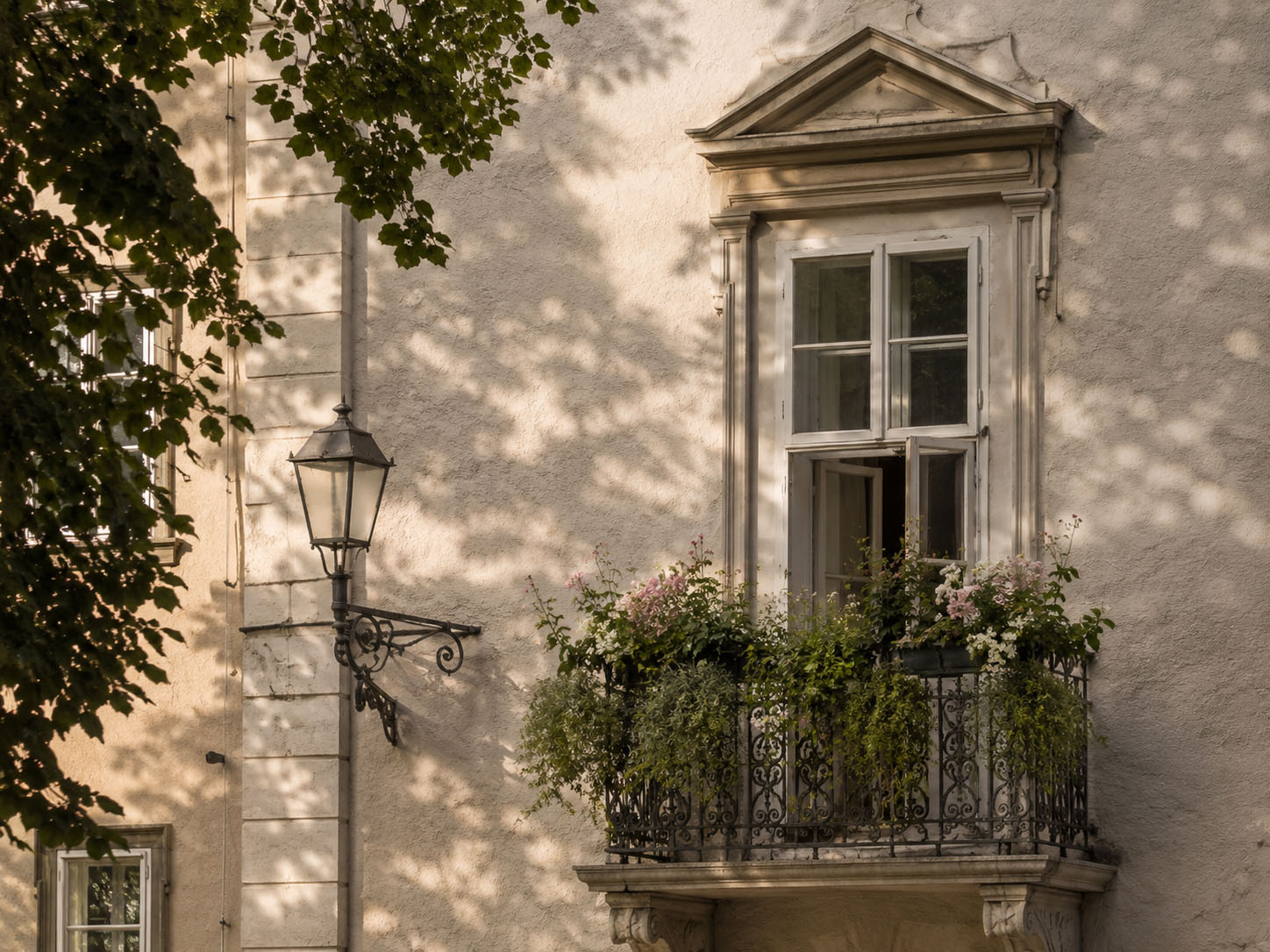 Sonniges Gebäude im Altstadtstil mit romantischem Charakter und harmonischer Farbwirkung.